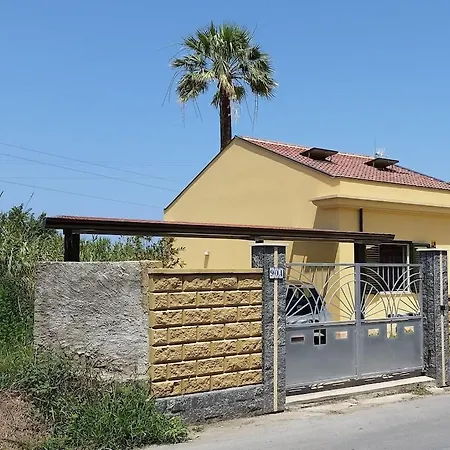 펜션 Detached House With Garden 밀라초