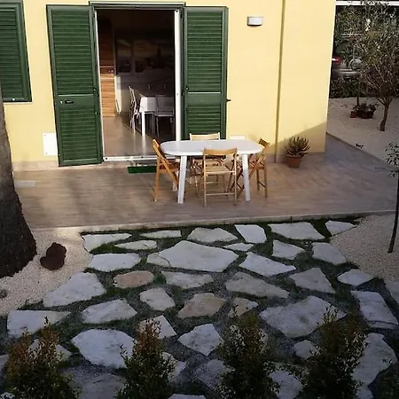 Detached House With Garden 밀라초